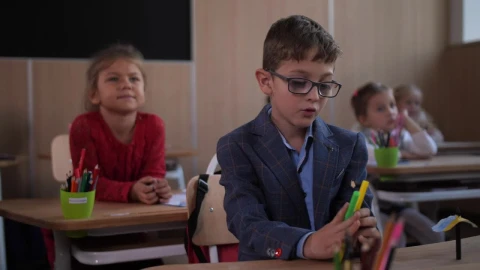 Stock Video Kids Focusing In Class Animated Wallpaper - Free Live Wallpaper