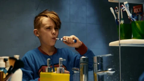 Stock Video Kid Brushing His Teeth In The Bathroom Animated Wallpaper - Free Live Wallpaper