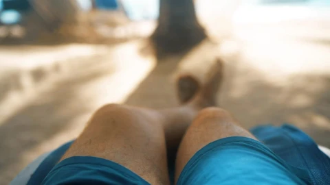 Stock Video Joven Relandose En La Sombra En Una Playa Animated Wallpaper - Free Live Wallpaper
