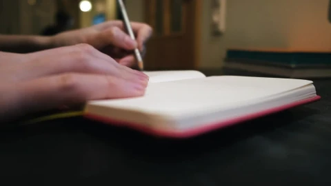 Stock Video Journalist Taking Notes Animated Wallpaper - Free Live Wallpaper