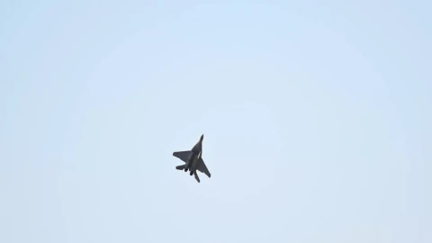 Stock Video Jet Flying And Pirouetting Through The Skies Animated Wallpaper - Free Live Wallpaper