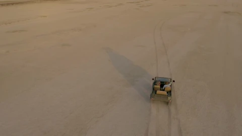 Stock Video Jeep Zigzagging Through An Immense Desert Animated Wallpaper - Free Live Wallpaper