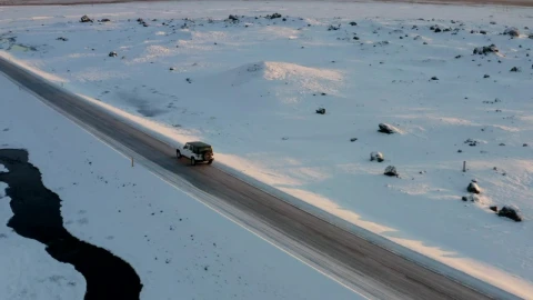 Stock Video Jeep Traveling A Road On A Road Surrounded By Snow Animated Wallpaper - Free Live Wallpaper