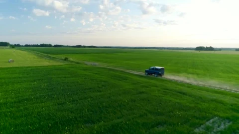 Stock Video Jeep Driving Off Road On A Green Field Animated Wallpaper - Free Live Wallpaper