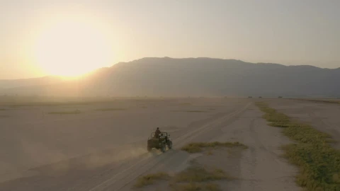 Stock Video Jeep Crossing An Arid Desert During Sunset Animated Wallpaper - Free Live Wallpaper