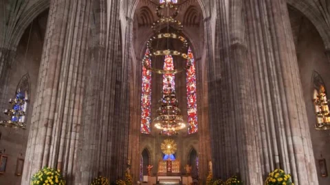 Stock Video Interior Of A Huge Gothic Church With Large Columns Smal Animated Wallpaper - Free Live Wallpaper
