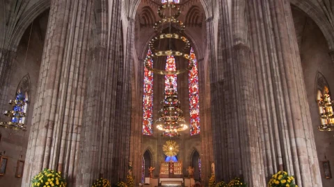 Stock Video Interior Of A Huge Gothic Church With Large Columns Animated Wallpaper - Free Live Wallpaper