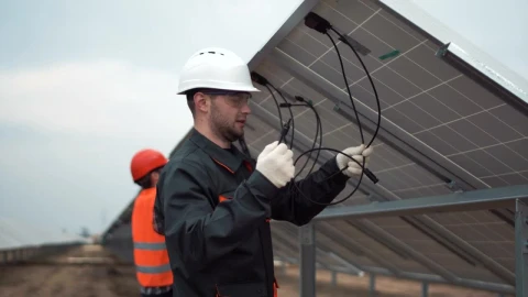 Stock Video Installing Solar Panels On A Cloudy Day Animated Wallpaper - Free Live Wallpaper