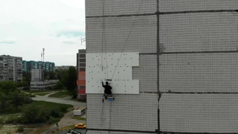 Stock Video Industrial Alpinist Painting A Wall Animated Wallpaper - Free Live Wallpaper
