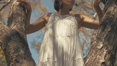 Stock Video Indie Fashion Girl Wearing White Dress Animated Wallpaper - Free Live Wallpaper