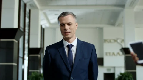 Stock Video Important Man Giving An Interview On The Hall Animated Wallpaper - Free Live Wallpaper