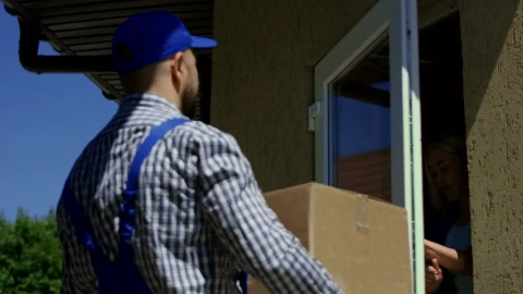 Stock Video I Woman Receives A Box From The Delivery Guy Animated Wallpaper - Free Live Wallpaper