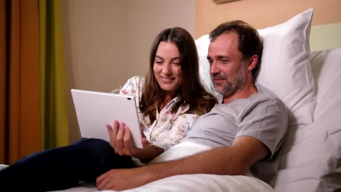 Stock Video Husband And Wife Watching A Video Animated Wallpaper - Free Live Wallpaper