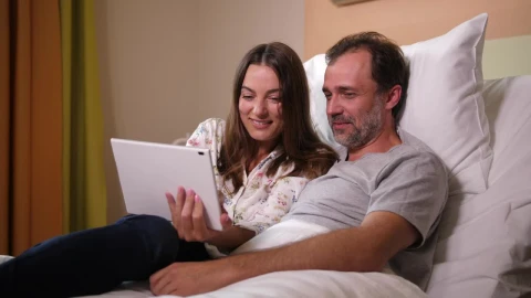Stock Video Husband And Wife Laughing In Bed Animated Wallpaper - Free Live Wallpaper
