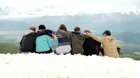 Stock Video Hugging Friends Look At Mountain Landscape From Snowy Ridge Animated Wallpaper - Free Live Wallpaper