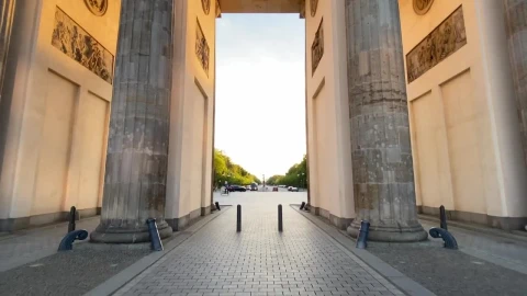 Stock Video Huge Neoclassical Monument Seen From Below Animated Wallpaper - Free Live Wallpaper