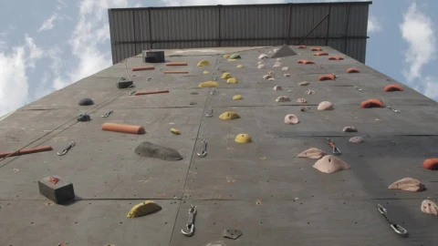 Stock Video Huge Mountaineering Practice Wall Animated Wallpaper - Free Live Wallpaper