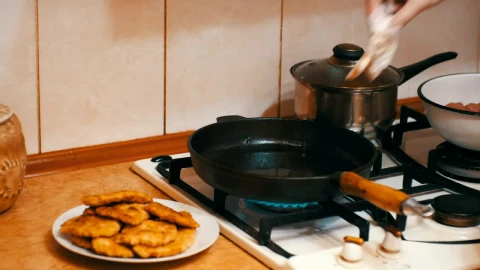 Stock Video Housewife Frying Meat In A Frying Pan Animated Wallpaper - Free Live Wallpaper