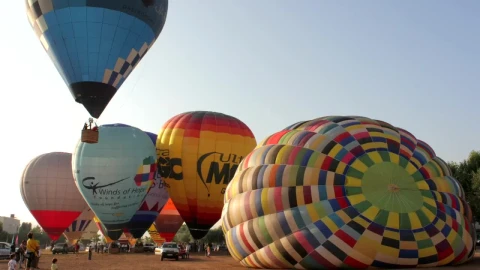 Stock Video Hot Air Balloons Taking Off From The Ground Animated Wallpaper - Free Live Wallpaper