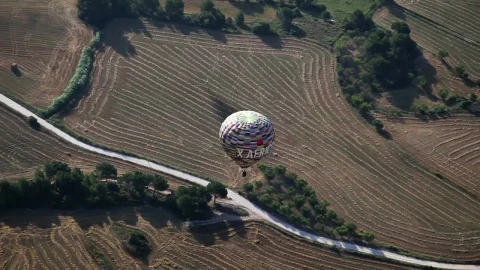 Stock Video Hot Air Balloon Flying Over The Fields Animated Wallpaper - Free Live Wallpaper