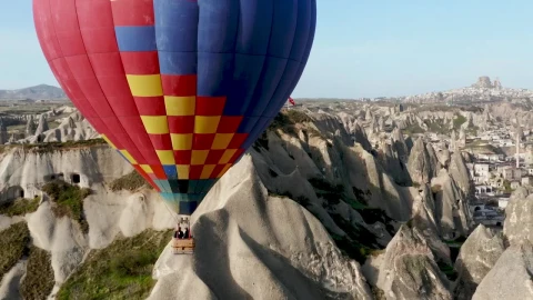 Stock Video Hot Air Balloon Floats Over Turkish Landscape Animated Wallpaper - Free Live Wallpaper