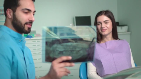 Stock Video Hospital Patient Looks At X Ray With Doctor Animated Wallpaper - Free Live Wallpaper
