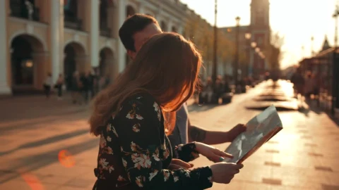 Stock Video Honeymoon Of A Couple Looking On A Map Animated Wallpaper - Free Live Wallpaper