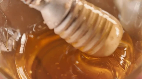 Stock Video Honey Dipper Coming Out Of A Glass Vase With Honey Animated Wallpaper - Free Live Wallpaper