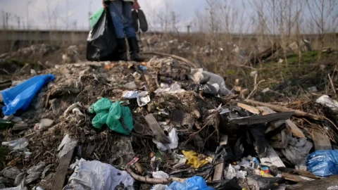 Stock Video Homeless Man Standing On A Pile Of Rubbish Animated Wallpaper - Free Live Wallpaper