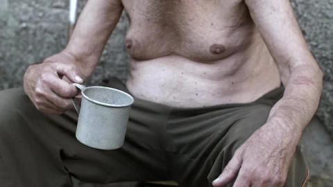 Stock Video Homeless Hungry Man Receives A Donation Animated Wallpaper - Free Live Wallpaper