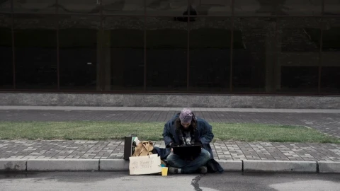 Stock Video Homeless Getting Happy News Then Dances Animated Wallpaper - Free Live Wallpaper