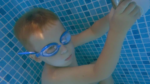 Stock Video Holding His Breath Under The Water Animated Wallpaper - Free Live Wallpaper