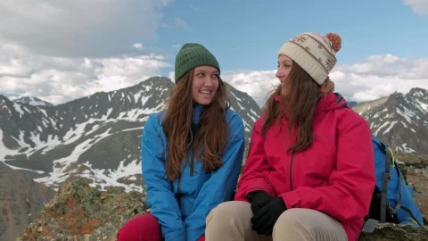 Stock Video Hikers Resting And Talking On The Mountains Animated Wallpaper - Free Live Wallpaper