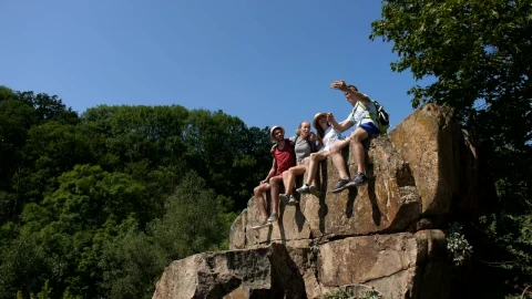 Stock Video Hikers Posing For A Photo Animated Wallpaper - Free Live Wallpaper