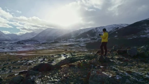 Stock Video Hiker Taking Photos At The Mountains Animated Wallpaper - Free Live Wallpaper