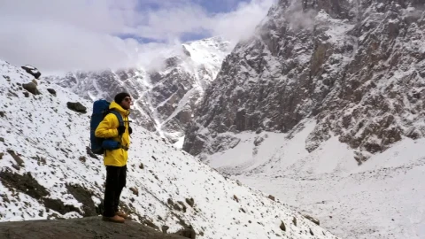 Stock Video Hiker Standing In Winter Mountains Epic Shot Animated Wallpaper - Free Live Wallpaper