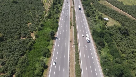 Stock Video Highway With Cars Surrounded By Vegetation Animated Wallpaper - Free Live Wallpaper