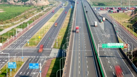 Stock Video Highway With Cars And Trucks During A Sunny Day Animated Wallpaper - Free Live Wallpaper