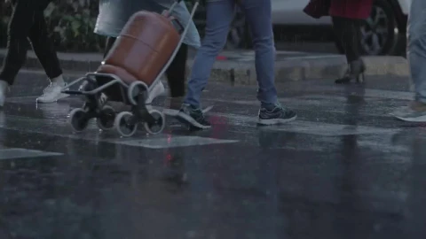 Stock Video Heavy Rain As People Walk Across Town Animated Wallpaper - Free Live Wallpaper