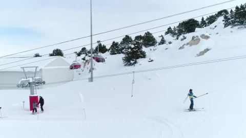 Stock Video Heading Up Hill On A Lift Animated Wallpaper - Free Live Wallpaper