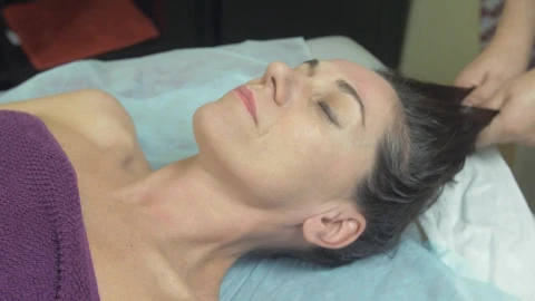 Stock Video Head Massage By A Masseuse Animated Wallpaper - Free Live Wallpaper