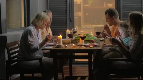 Stock Video Having Dinner Outside As A Family Animated Wallpaper - Free Live Wallpaper
