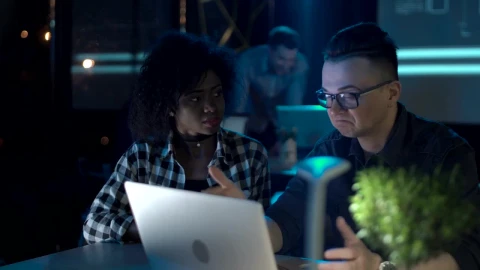 Stock Video Having A Conversation In Front Of The Computer Animated Wallpaper - Free Live Wallpaper