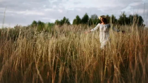 Stock Video Happy Woman In Hat Runs Through Tall Grass Animated Wallpaper - Free Live Wallpaper