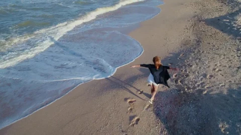 Stock Video Happy Woman Enjoying The Beach Animated Wallpaper - Free Live Wallpaper