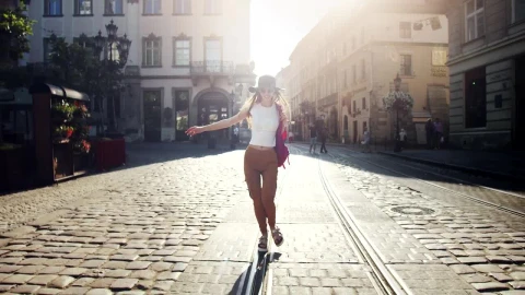 Stock Video Happy Woman Enjoying A Walk In The City Animated Wallpaper - Free Live Wallpaper