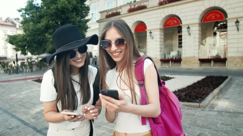 Stock Video Happy Tourist Girls Taking Photos Of Rome Street Animated Wallpaper - Free Live Wallpaper