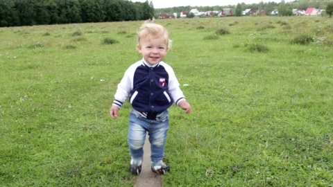 Stock Video Happy Toddler Chasing The Camera Animated Wallpaper - Free Live Wallpaper
