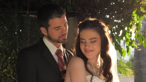 Stock Video Happy Newlyweds Posing Animated Wallpaper - Free Live Wallpaper