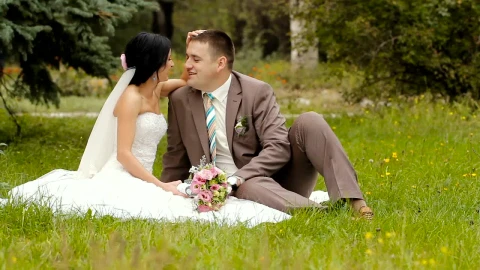 Stock Video Happy Newlywed Couple In The Park Animated Wallpaper - Free Live Wallpaper